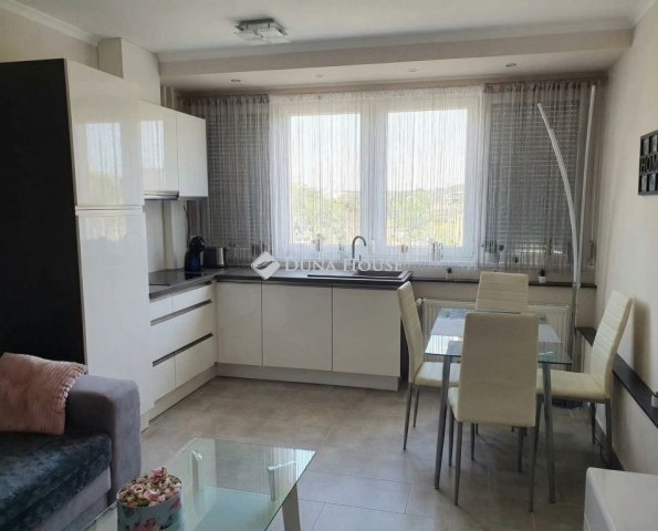 Eladó téglalakás, Pécsett 55.9 M Ft, 3 szobás