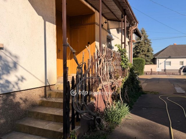 Eladó téglalakás, Kiskőrösön 43 M Ft, 3 szobás