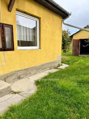 Eladó családi ház, Pécsett 42.8 M Ft, 4 szobás