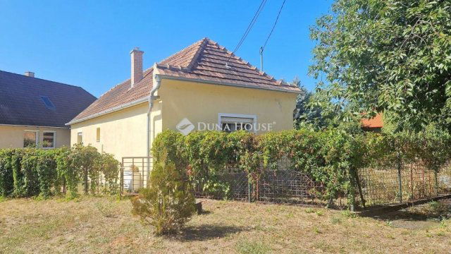 Eladó családi ház, Tatán 47.9 M Ft, 2 szobás