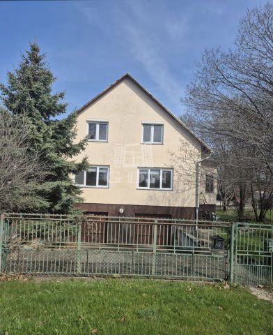 Eladó családi ház, Százhalombattán 90 M Ft, 9 szobás