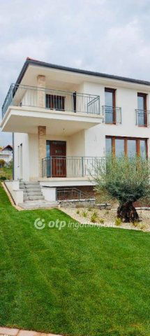 Eladó ikerház, Balatonfüreden 229.9 M Ft, 4 szobás