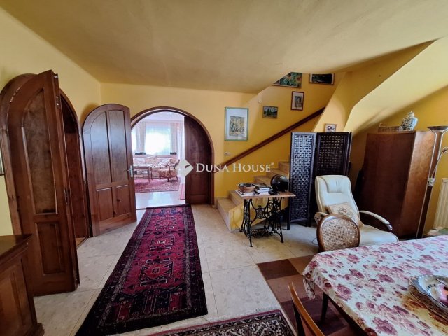 Eladó családi ház, Felcsúton 219 M Ft, 8 szobás