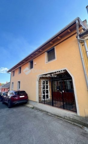 Eladó családi ház, Pécsett 177 M Ft, 6 szobás