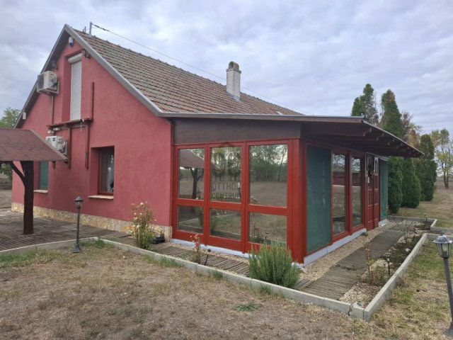 Eladó családi ház, Szarvason 153 M Ft, 6 szobás