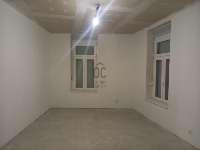 Eladó családi ház, Pápán 53 M Ft, 6 szobás