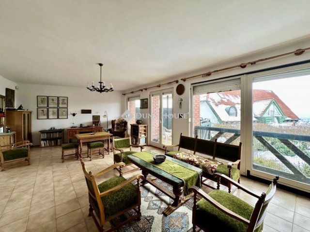 Eladó téglalakás, Pécsett 109 M Ft, 4 szobás