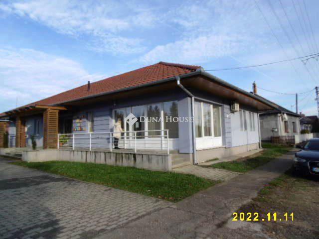 Eladó üzlethelyiség, Csesztregen 10.005 M Ft