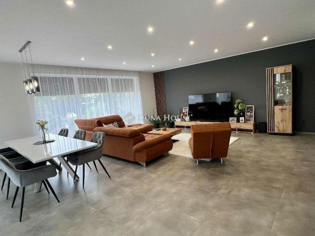 Eladó családi ház, Pécsett 229 M Ft, 4 szobás