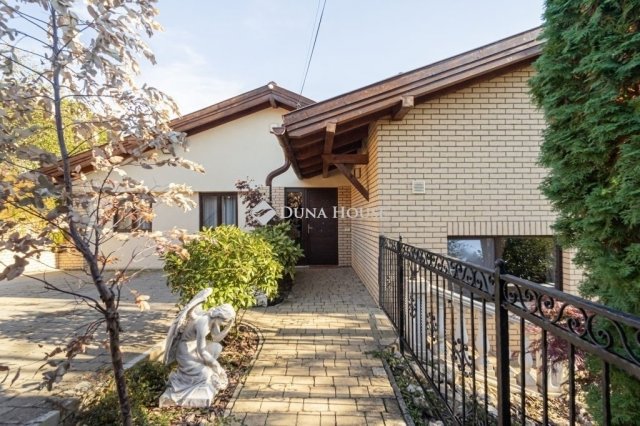 Eladó családi ház, Szentendrén 529.9 M Ft, 6 szobás