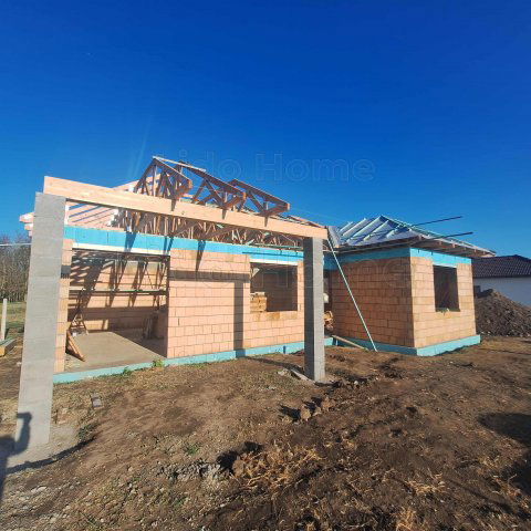 Eladó családi ház, Balatonszabadiban 89.9 M Ft, 4 szobás