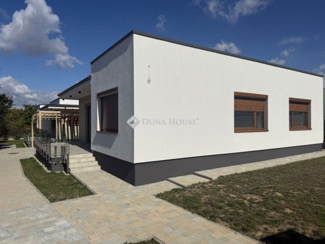 Eladó családi ház, Pécsett, Fenyer dűlőn 115.99 M Ft, 4 szobás