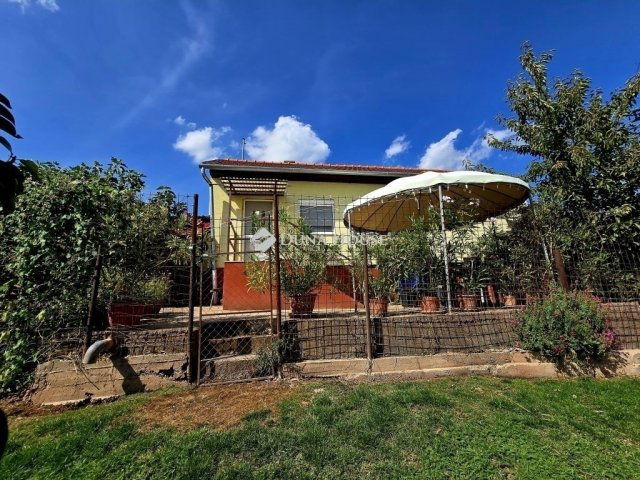 Eladó családi ház, Pécsett 32.3 M Ft, 2 szobás