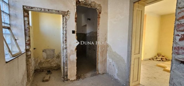 Eladó téglalakás, Pécsett 43.99 M Ft, 5 szobás