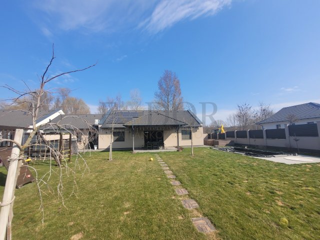 Eladó ikerház, Szadán 179.9 M Ft, 4+1 szobás