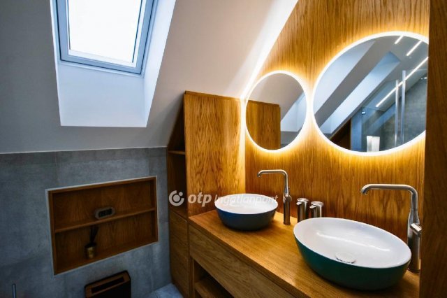 Eladó családi ház, Velencén 222 M Ft, 5+1 szobás