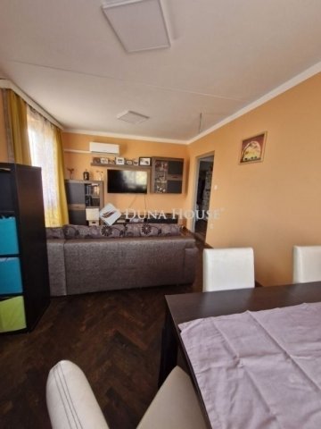 Eladó panellakás, Pécsett 59.9 M Ft, 3 szobás