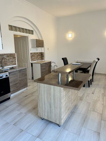 Kiadó családi ház, albérlet, Szolnokon 300 E Ft / hó, 5 szobás