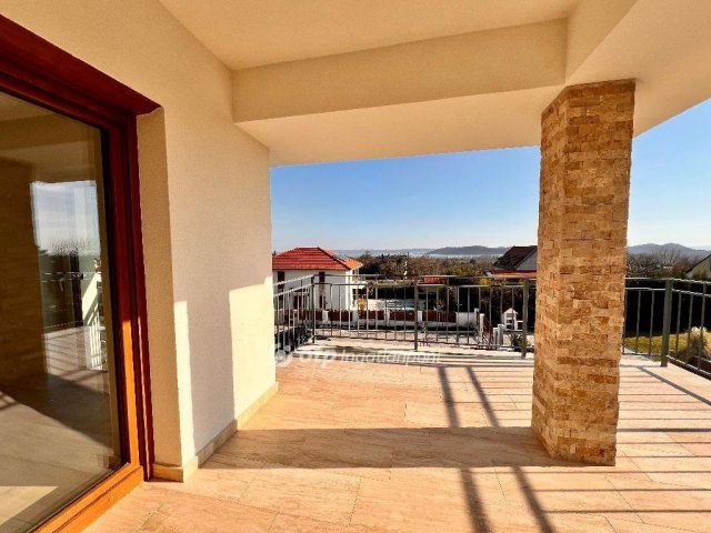 Eladó ikerház, Balatonfüreden 229.9 M Ft, 4 szobás