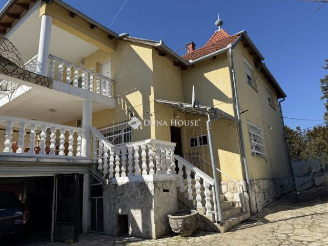 Eladó családi ház, Pécsett, Piroska utcában 135 M Ft, 7 szobás