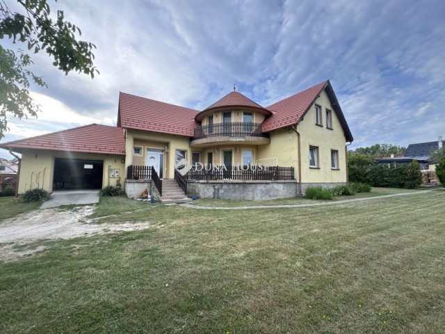 Eladó családi ház, Herenden 127 M Ft, 6 szobás