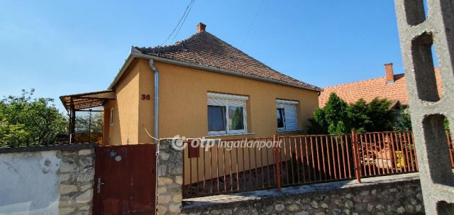 Eladó családi ház, Devecseren 32.9 M Ft, 3 szobás