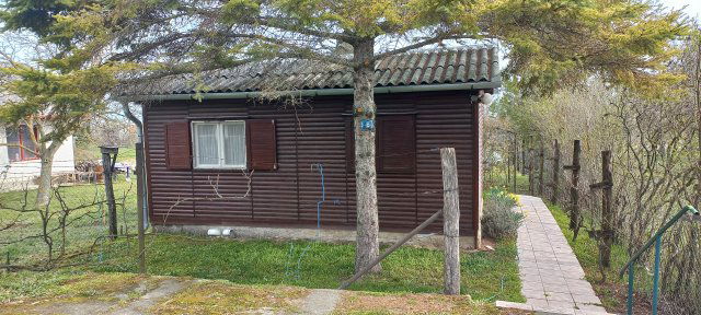 Eladó nyaraló, Csákváron 18 M Ft, 1 szobás