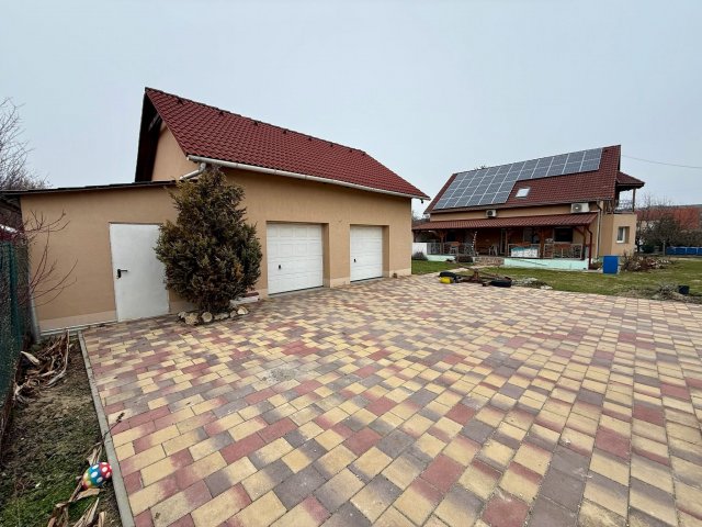 Eladó családi ház, Móron 144.9 M Ft, 5+1 szobás