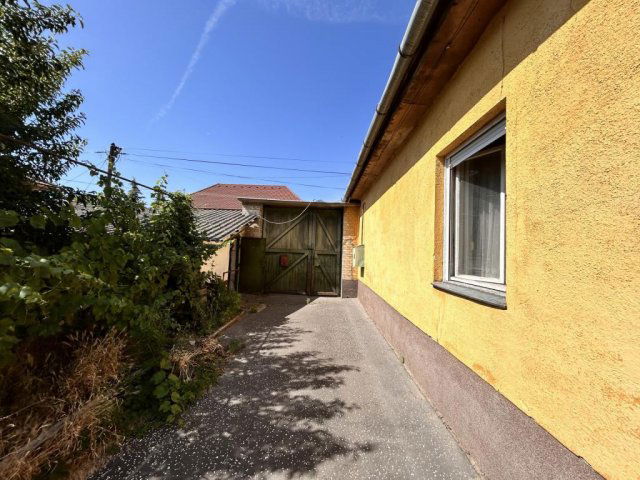 Eladó családi ház, Cegléden 41.9 M Ft, 4 szobás