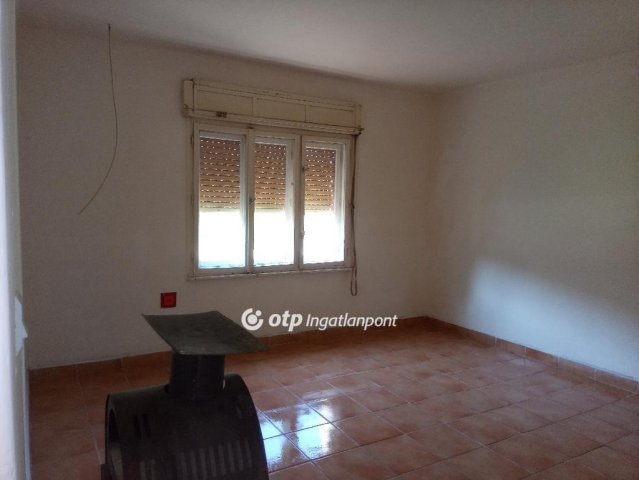 Eladó családi ház, Sásdon 17 M Ft, 2 szobás