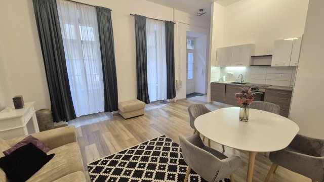 Eladó téglalakás, Budapesten, V. kerületben, Régi posta utcában