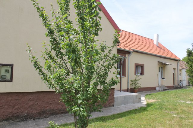 Eladó családi ház, Csornán 35 M Ft, 2 szobás