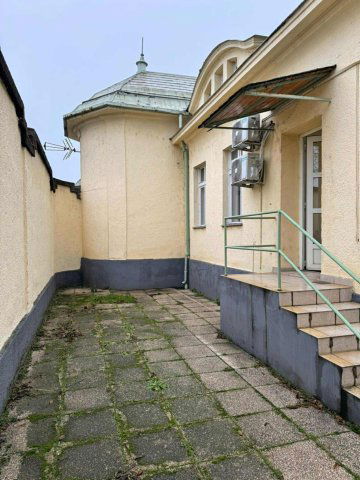 Kiadó iroda, Győrött 250 E Ft / hó, 5+2 szobás