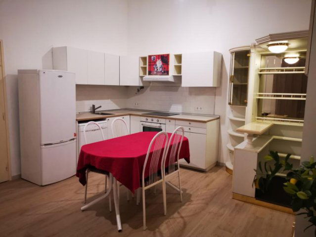 Eladó téglalakás, Budapesten, VI. kerületben 66.9 M Ft, 3 szobás