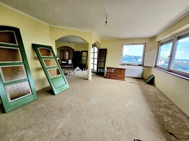 Eladó családi ház, Pécsett 145 M Ft, 6 szobás