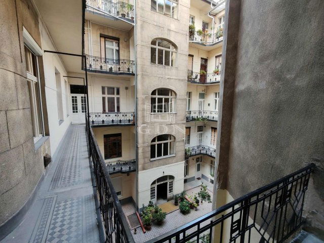 Eladó téglalakás, Budapesten, VI. kerületben 56.5 M Ft, 1 szobás