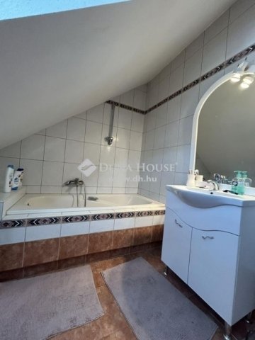 Eladó családi ház, Vecsésen 179.9 M Ft, 2 szobás