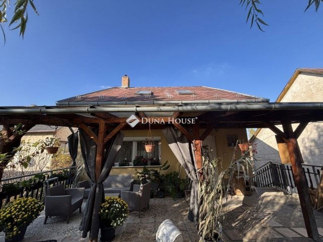 Eladó családi ház, Lábatlanon 73.5 M Ft, 5 szobás