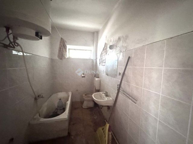 Eladó családi ház, Pécsett 52.5 M Ft, 4 szobás