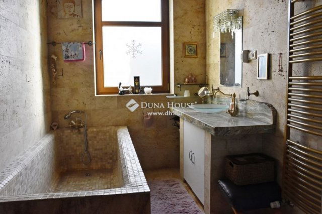 Eladó családi ház, Budajenőn 950 M Ft, 5 szobás