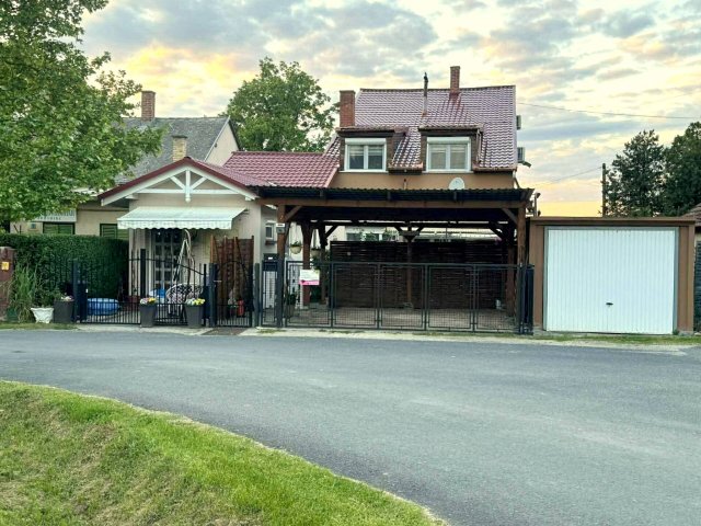 Eladó családi ház, Balatonberényben 165 M Ft, 5+3 szobás