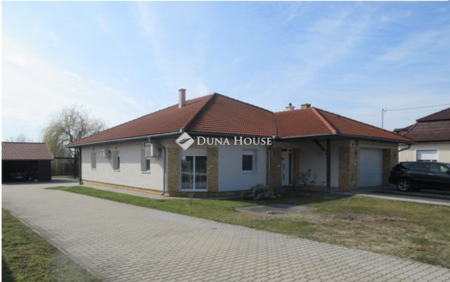 Eladó családi ház, Délegyházán 165 M Ft, 4 szobás