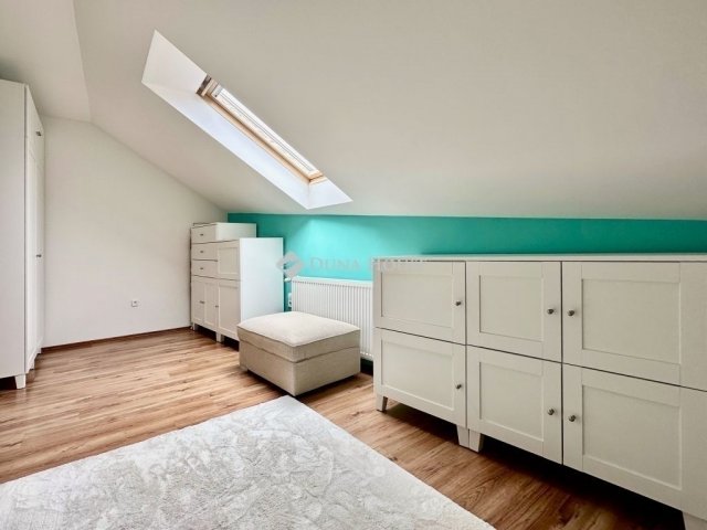 Eladó családi ház, Pécsett 250 M Ft, 9 szobás