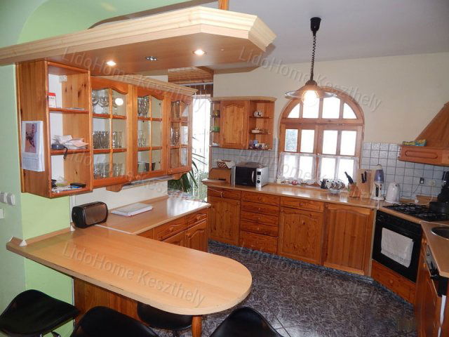 Eladó ikerház, Vonyarcvashegyen 270 M Ft, 14+4 szobás