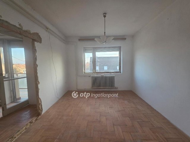 Eladó téglalakás, Pápán 44.9 M Ft, 3 szobás