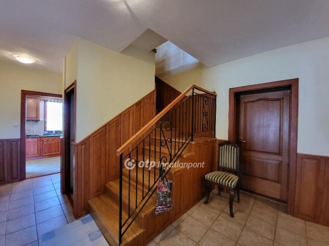 Eladó családi ház, Budaörsön 300 M Ft, 5 szobás