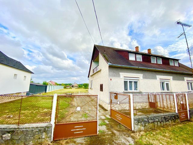 Eladó családi ház, Komáromban 60 M Ft, 4 szobás
