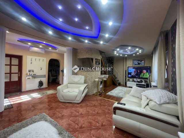 Eladó családi ház, Baján 75 M Ft, 6 szobás