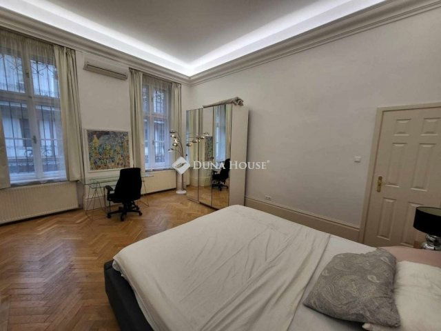 Eladó téglalakás, Budapesten, VI. kerületben 160 M Ft, 3 szobás