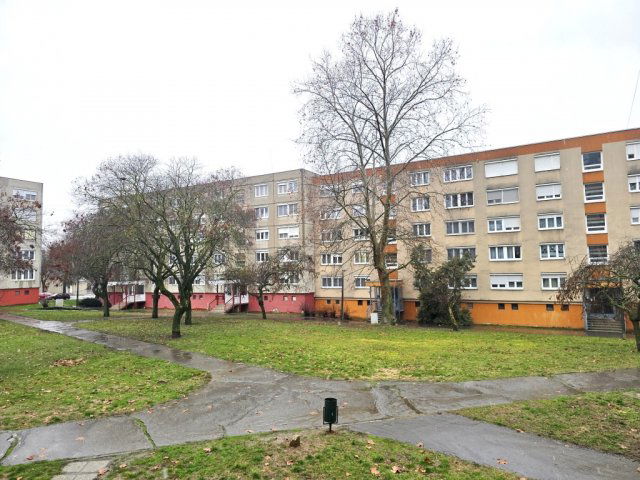 Eladó panellakás, Pécsett 46.9 M Ft, 3 szobás